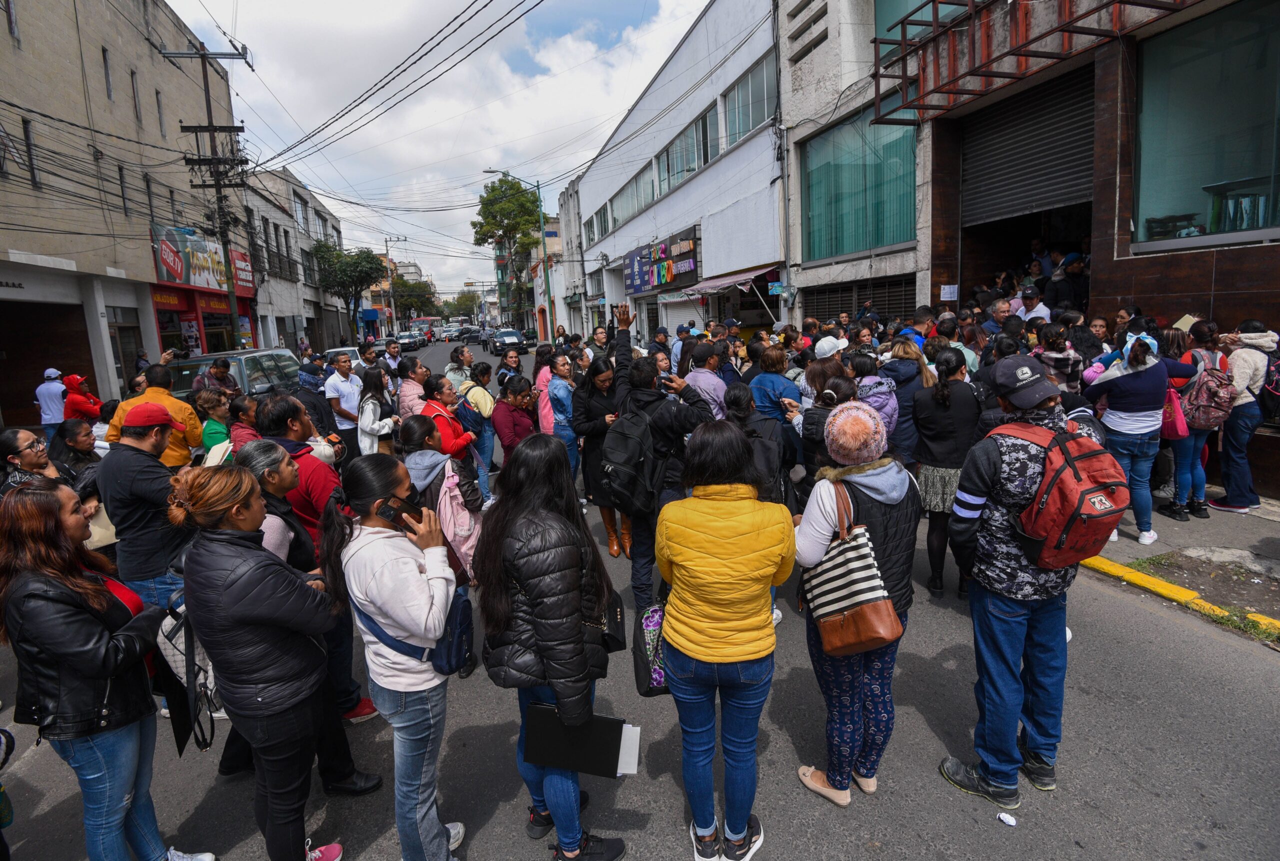 La avenida Independencia, cerrada por manifestantes en protesta contra la Secretaría de Educación. Foto:Cuartoscuro.