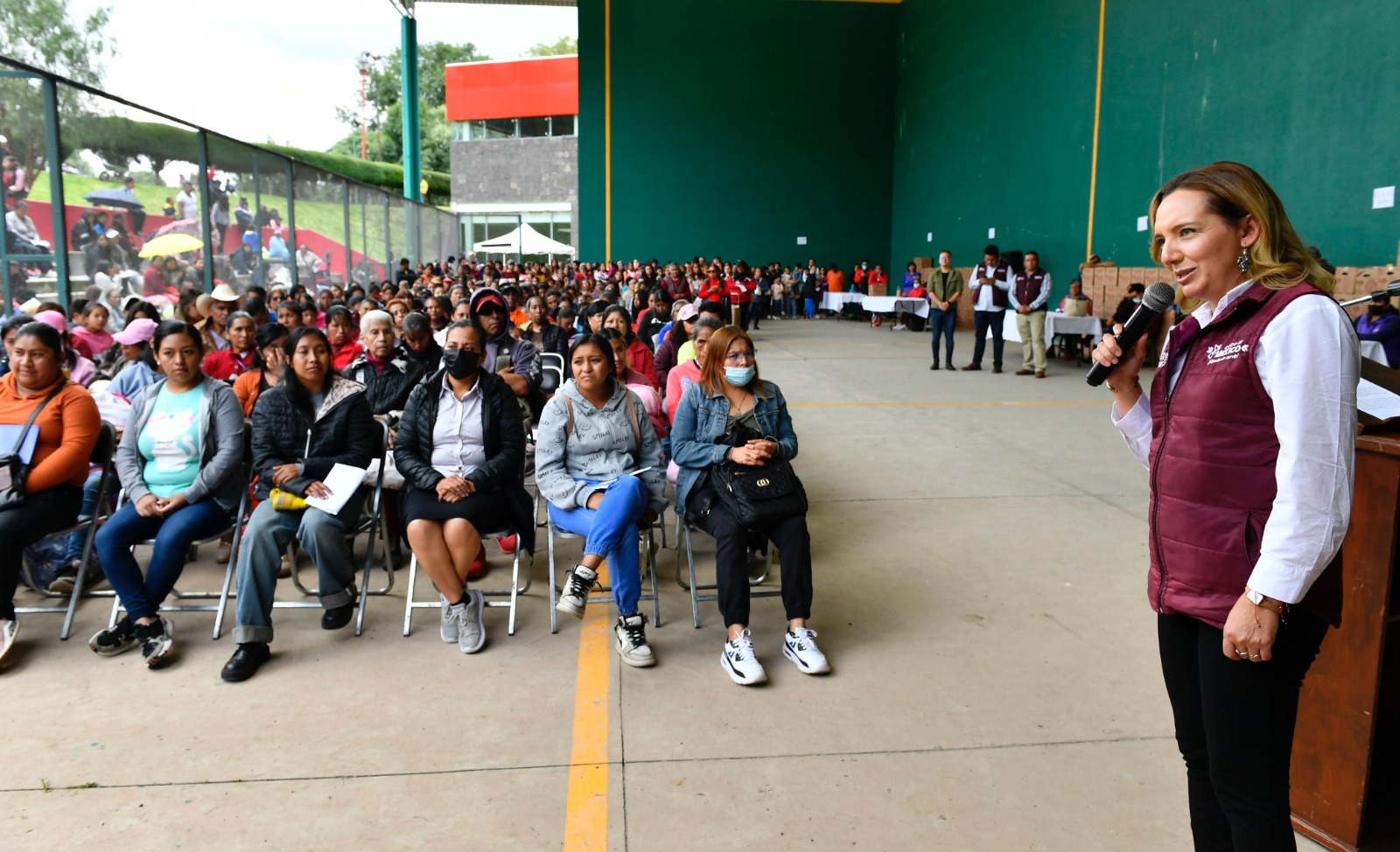 Karina Labastida Sotelo supervisa la entrega de canastas alimentarias en San Felipe del Progreso.