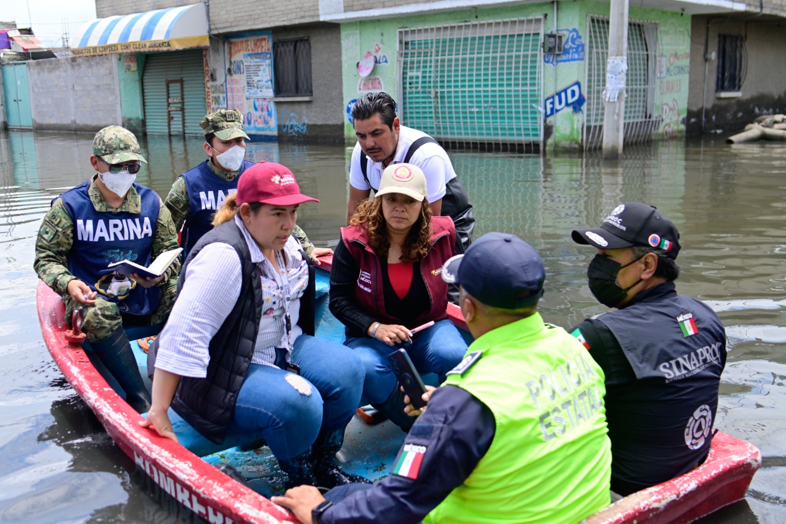 Elementos del Ejército y Protección Civil apoyan a las familias de Chalco tras inundaciones.