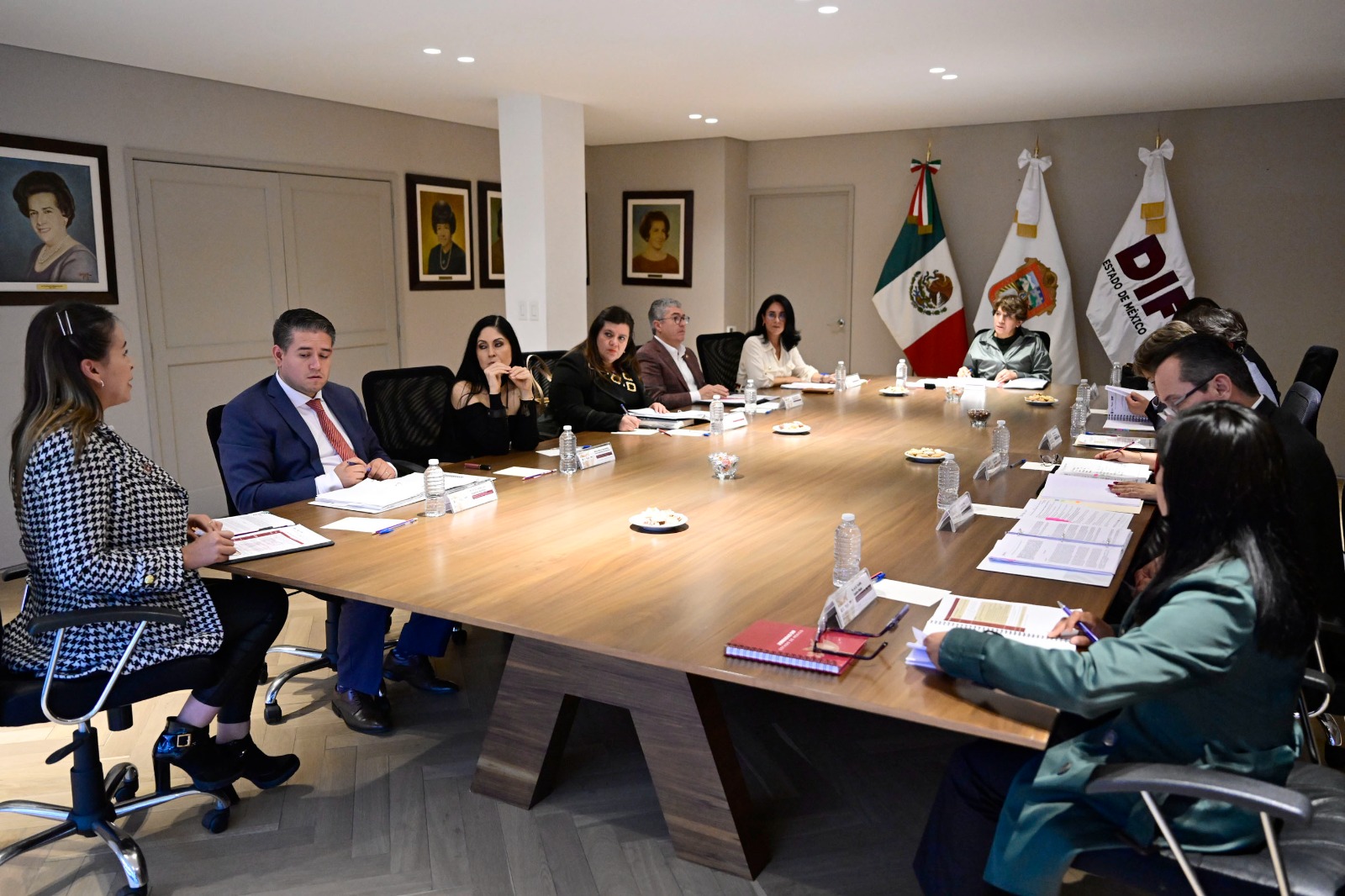 Funcionarios del DIFEM discuten estrategias para mejorar la vida de los grupos vulnerables en Edomex.