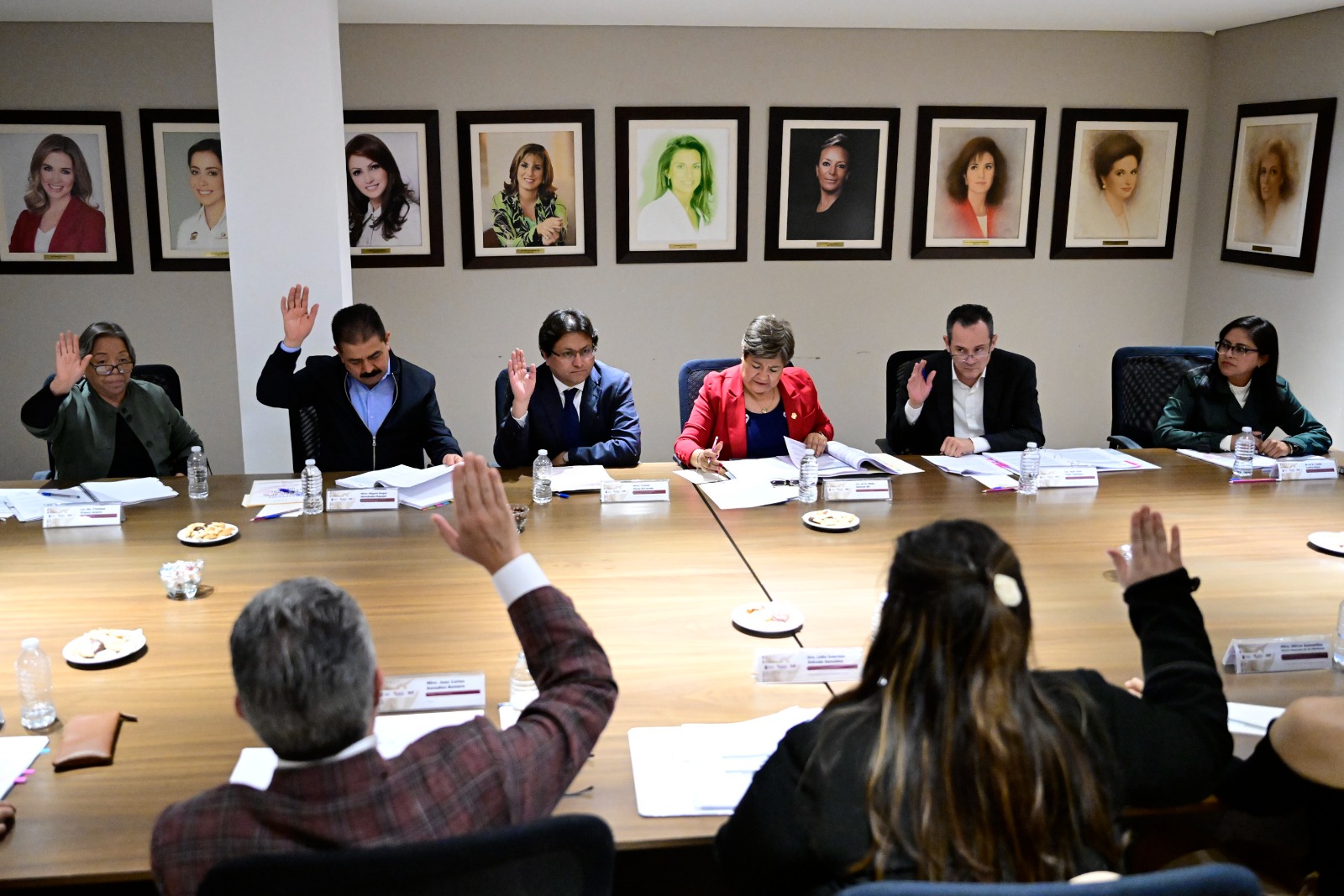 Representantes del gobierno del Estado de México reunidos para coordinar acciones en pro del bienestar social.