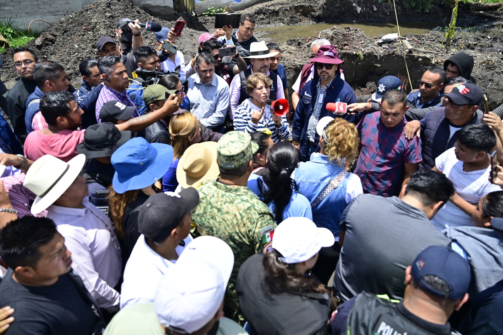 La Gobernadora Delfina Gómez Álvarez conversa con los vecinos afectados por las lluvias en Chalco, escuchando sus inquietudes y necesidades.