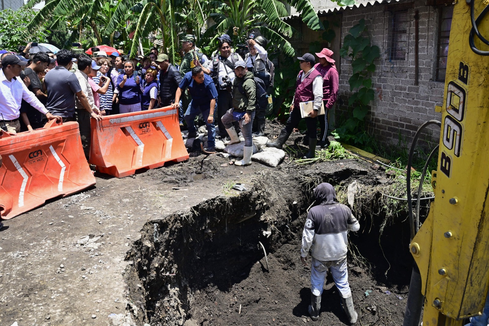Vecinos de Chalco trabajan junto con autoridades para desazolvar calles inundadas.