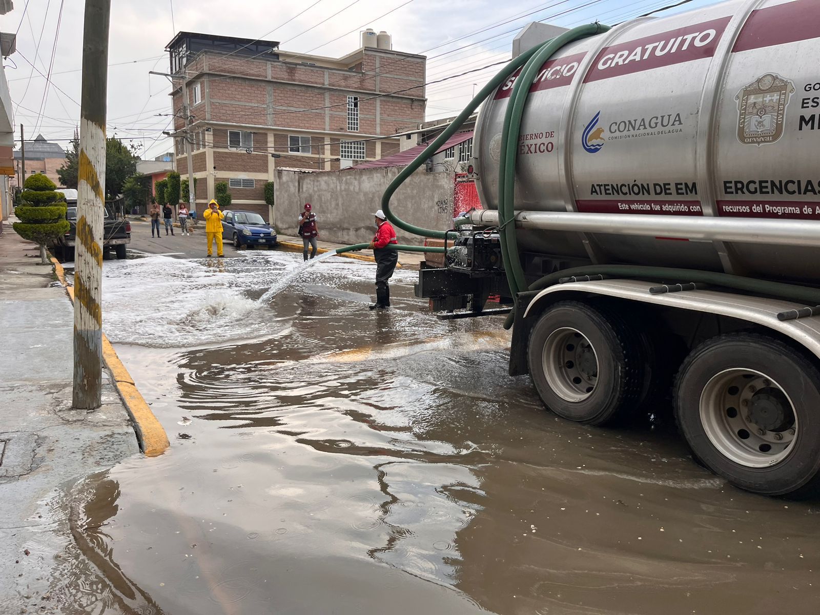 El personal de emergencia trabaja contrarreloj para restaurar la normalidad en Chalco tras las fuertes lluvias e inundaciones.