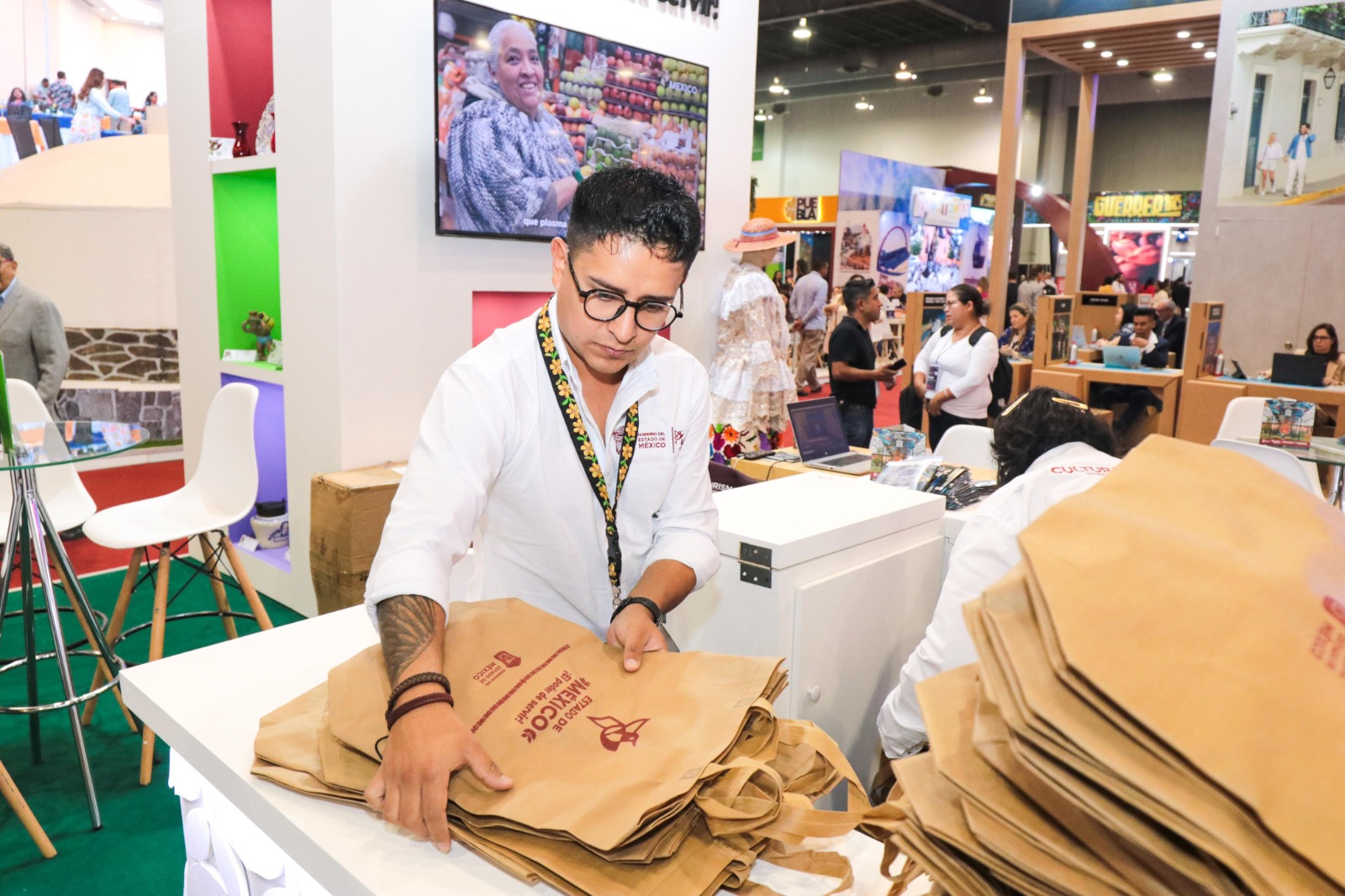 El estand del Estado de México en el IBTM Américas resalta sus seis destinos clave para eventos y reuniones.