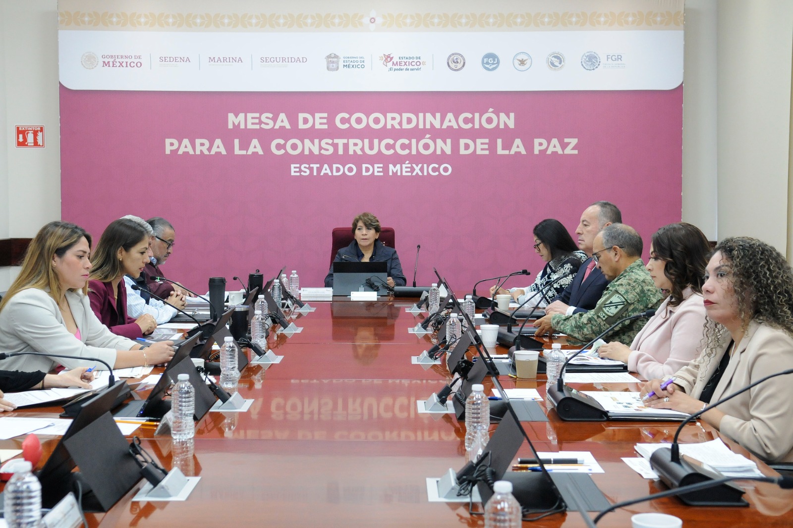 Funcionarios revisan acciones de seguridad en la Mesa de Coordinación para la Construcción de la Paz.