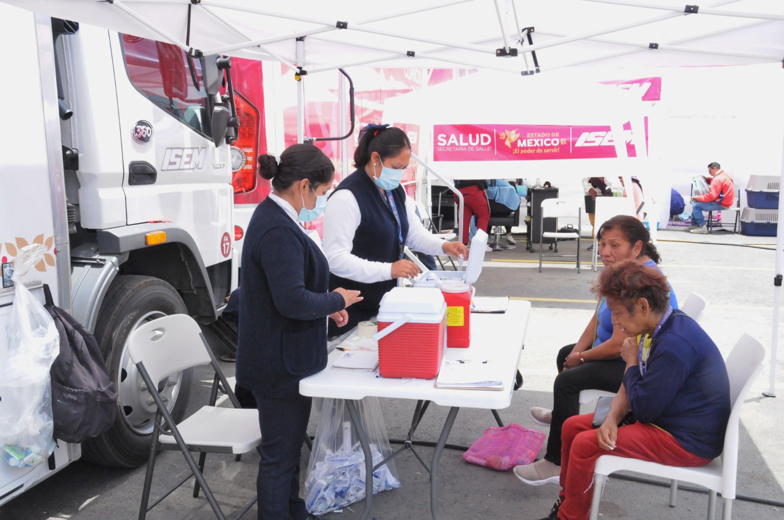 Vecinos de Chalco reciben asistencia médica y apoyo jurídico en las jornadas móviles tras las inundaciones.