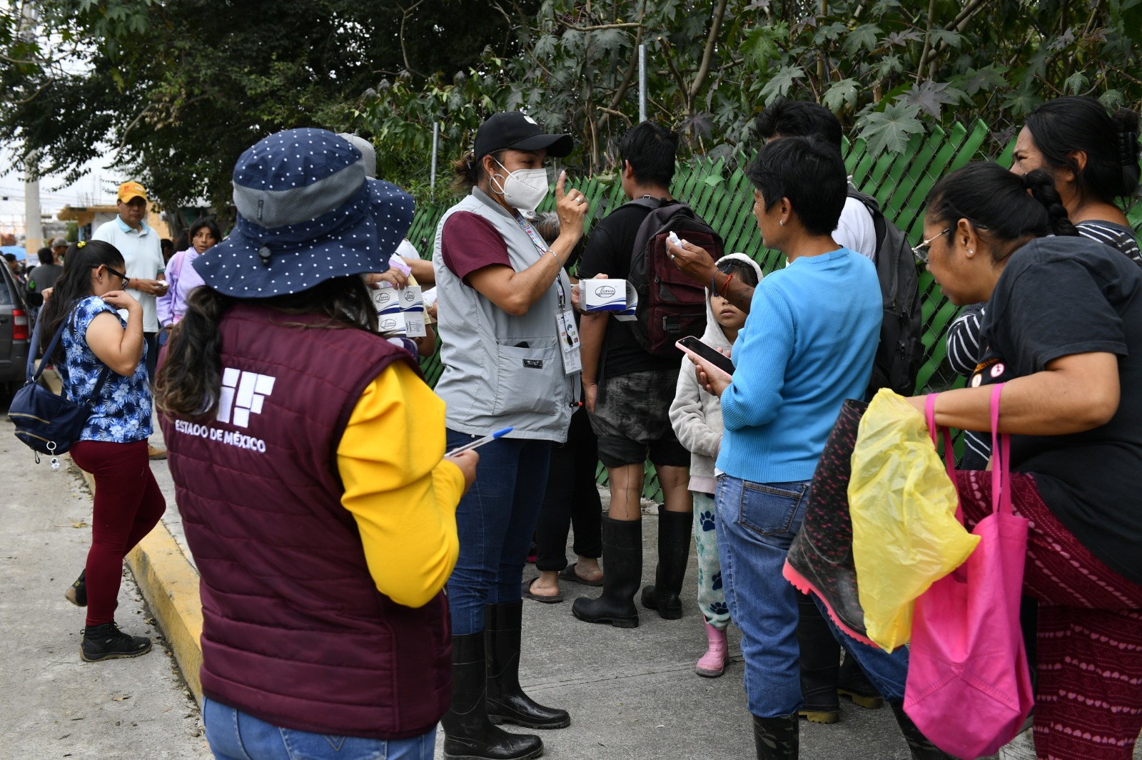 El Gobierno del Estado de México ha desplegado jornadas móviles del DIFEM y del ISEM para llevar atención médica, vacunación y apoyo jurídico a los afectados.