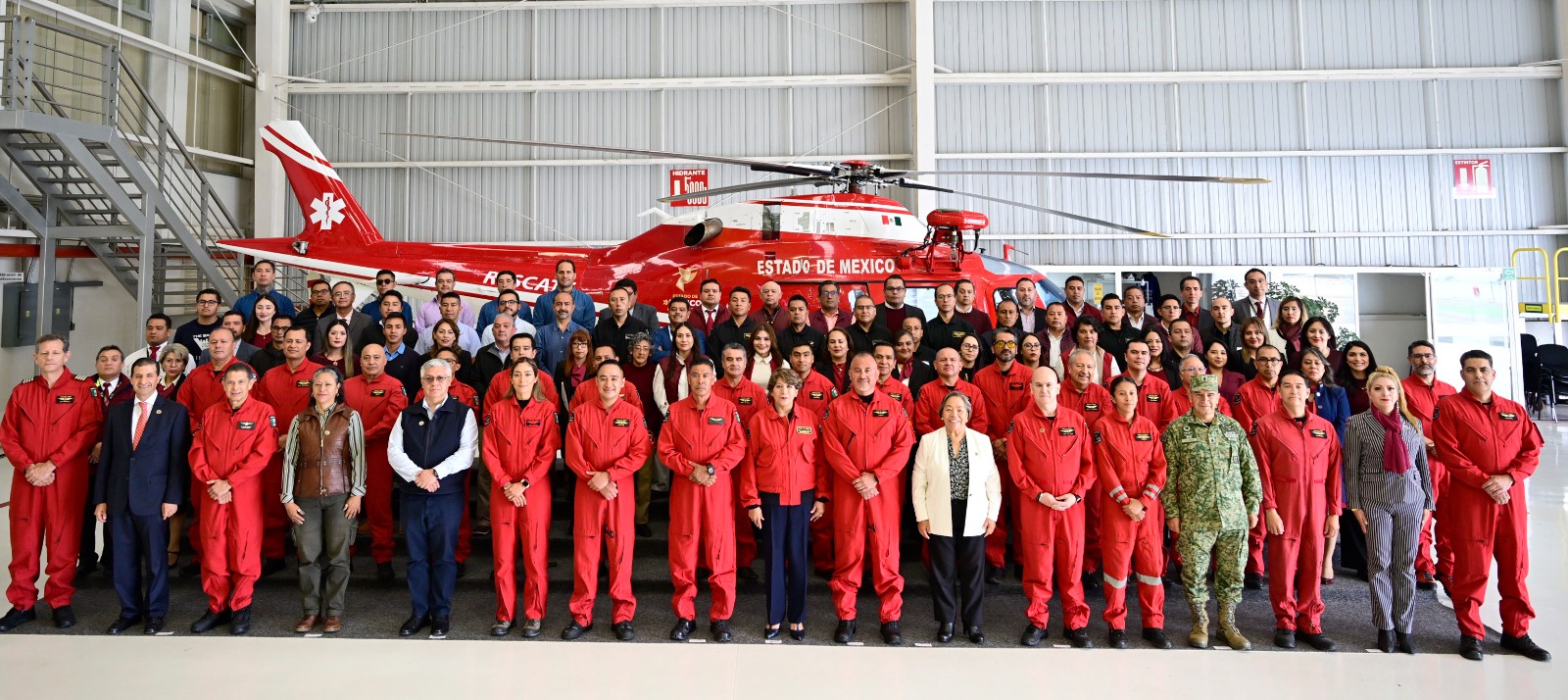 Autoridades y miembros de la Unidad de Rescate Aéreo se reúnen para conmemorar su valentía y compromiso.