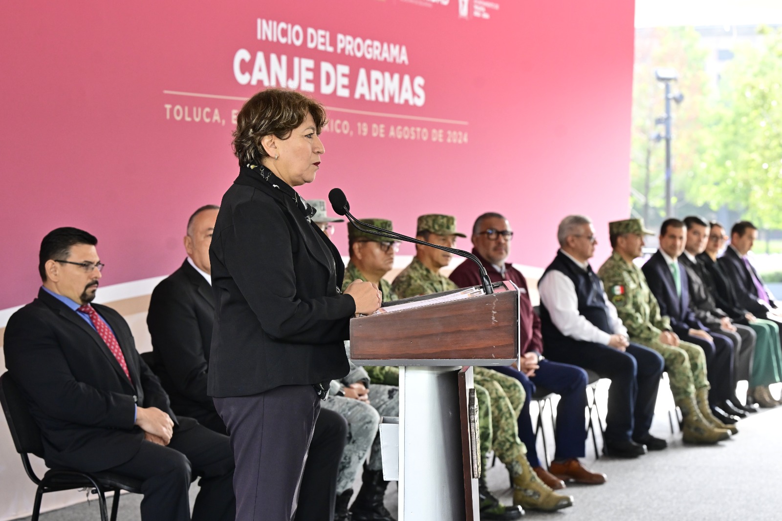 La Gobernadora Delfina Gómez inicia el Programa de Canje de Armas 2024 en Toluca.