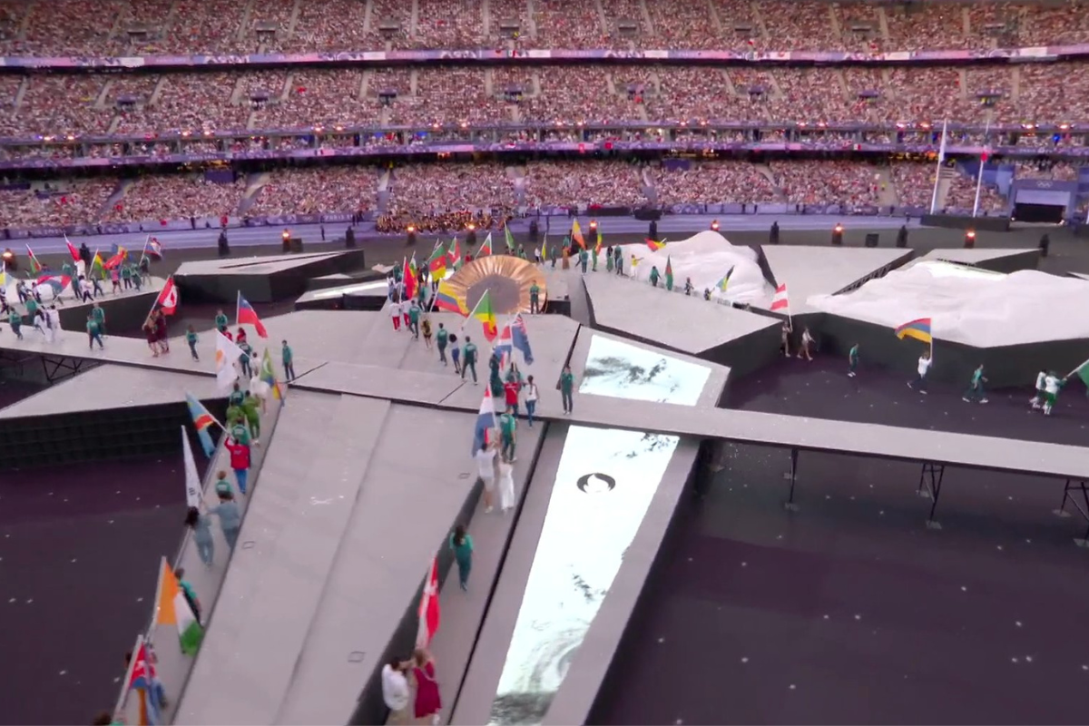 Los abanderados entran al escenario, emocionando al público