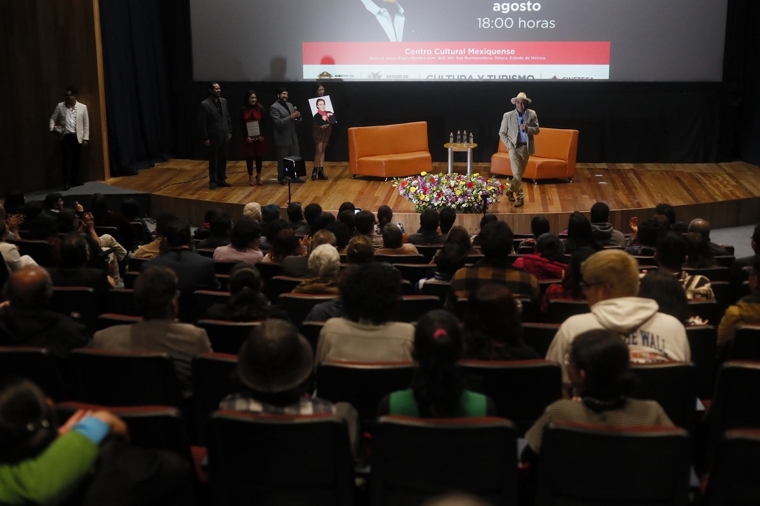 El actor mexicano dialoga con el público en el conversatorio sobre el cine mexicano.