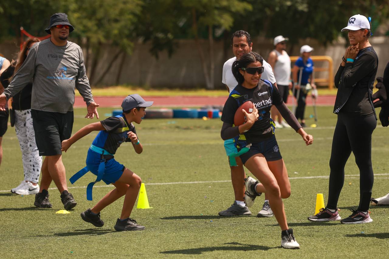 En el Estadio Bicentenario en Santa Rosa Jáuregui, niñas y niños de las Academias Municipales de Tochito Bandera participaron en diversos juegos y demostraciones.