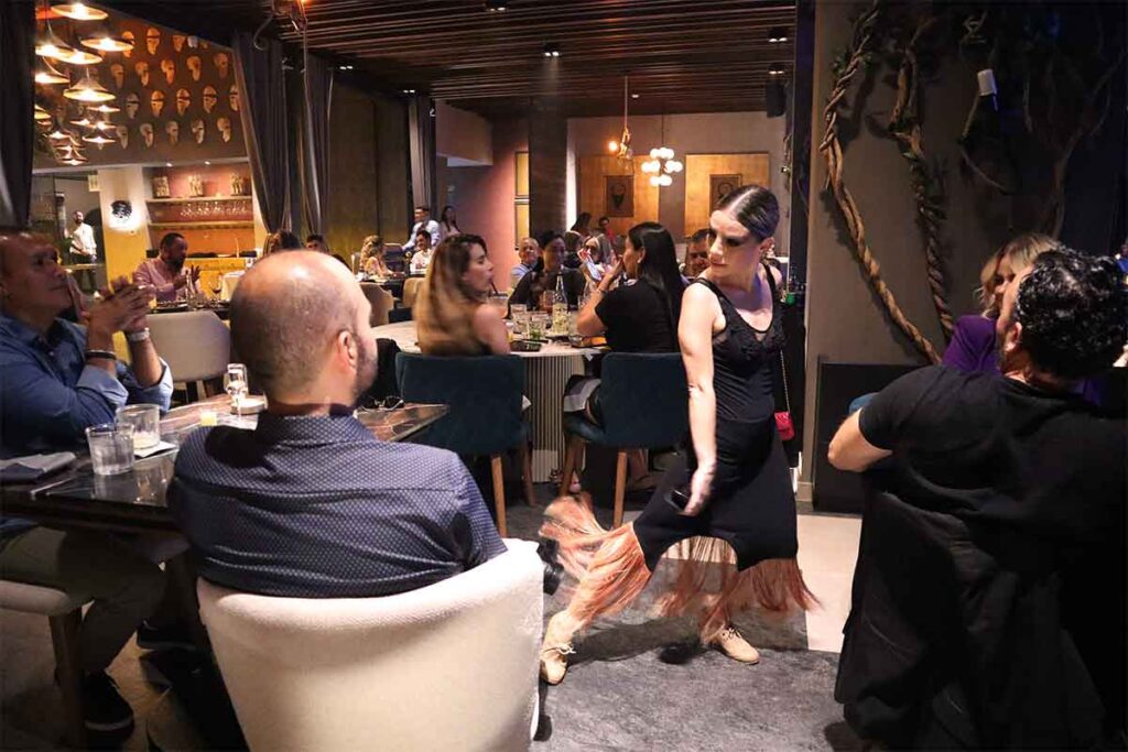 Comensales del restaurante Cabo Sierra viven una noche flamenca