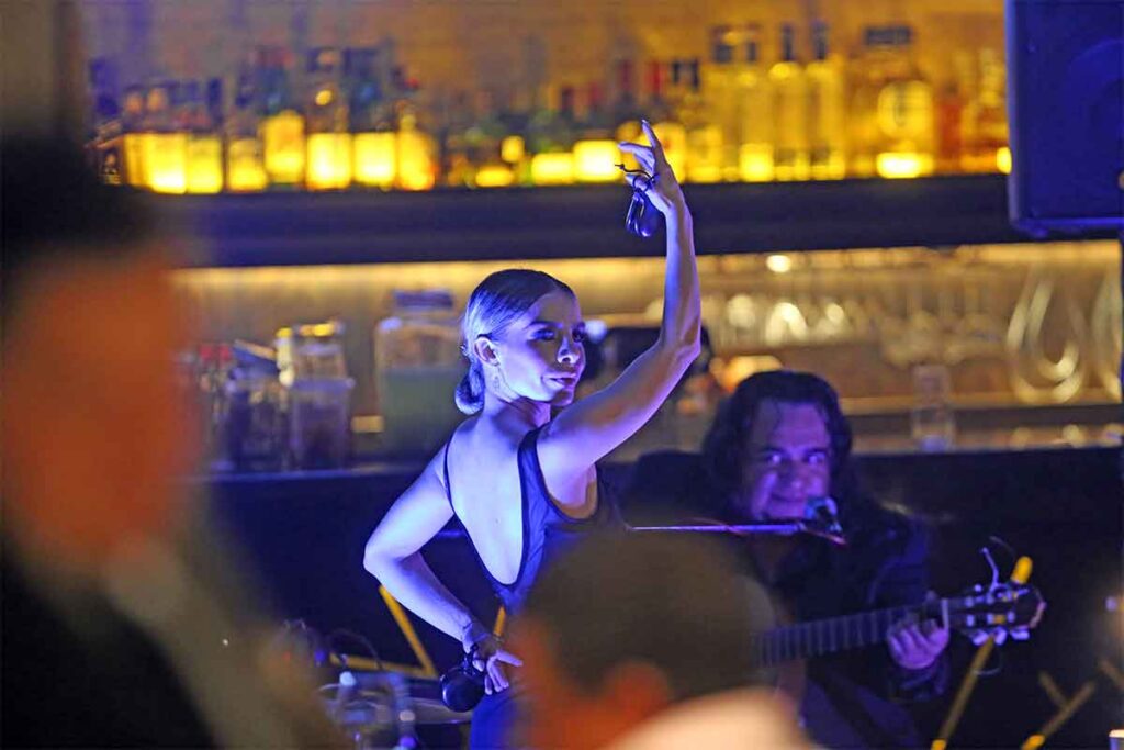 Comensales del restaurante Cabo Sierra viven una noche flamenca