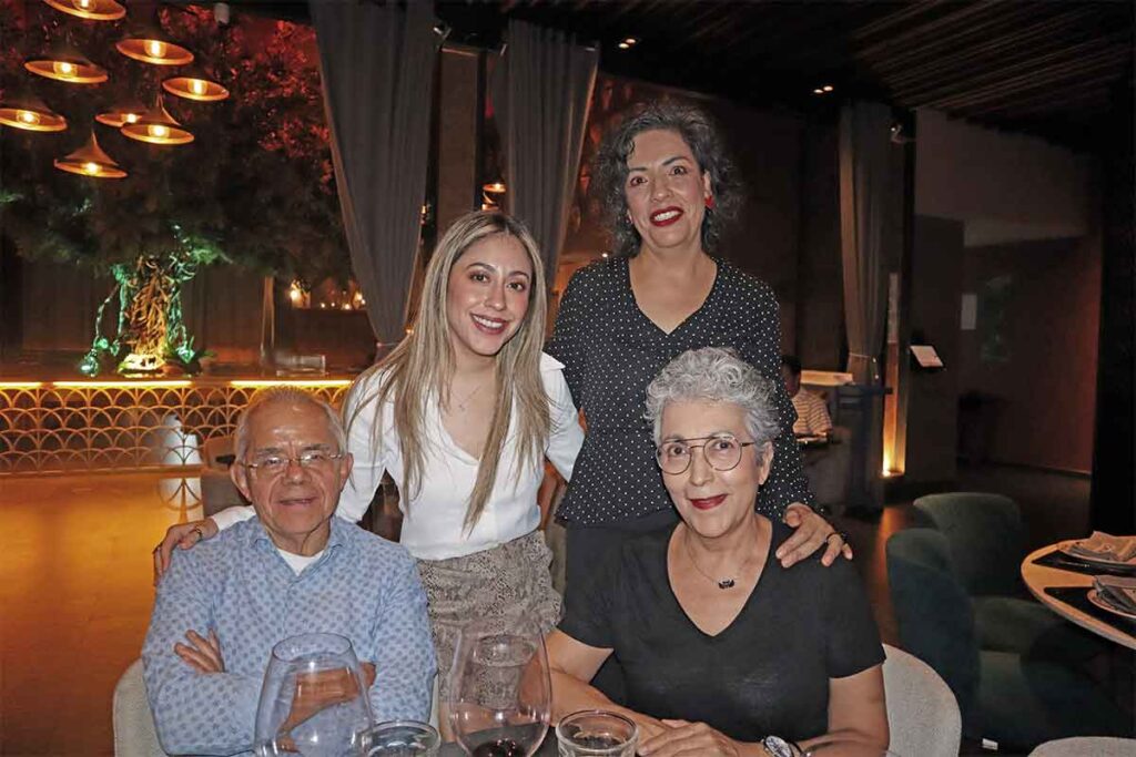 Comensales del restaurante Cabo Sierra viven una noche flamenca