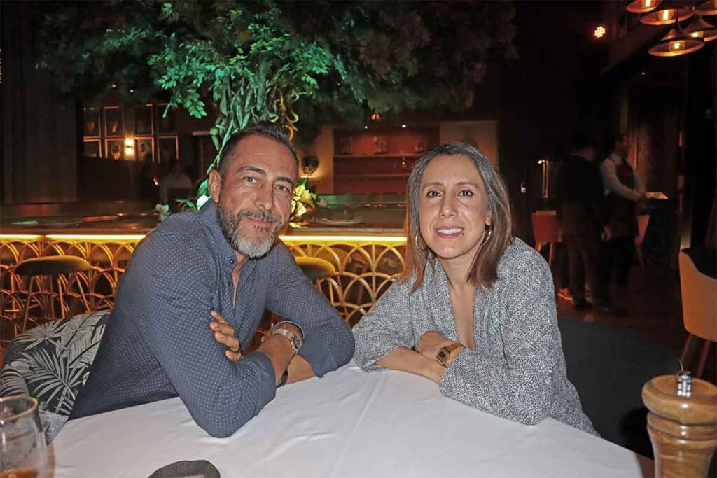 Comensales del restaurante Cabo Sierra viven una noche flamenca
