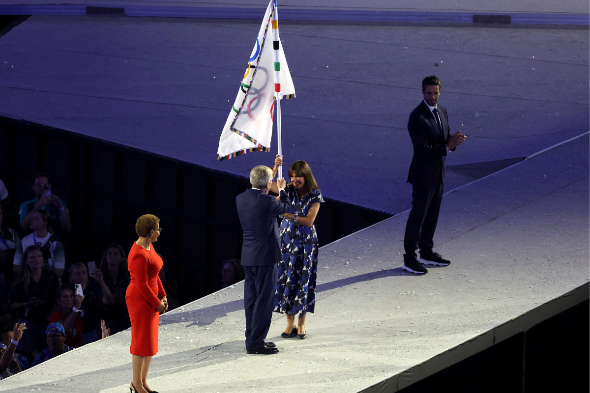 París entrega la bandera de los Juegos Olímpicos a Los Ángeles, para los Juegos Olímpicos 2028