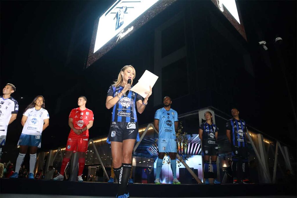 Los Gallos blancos de Querétaro estrenaron uniforme para afrontar la Liga MX en su temporada 2024-2025