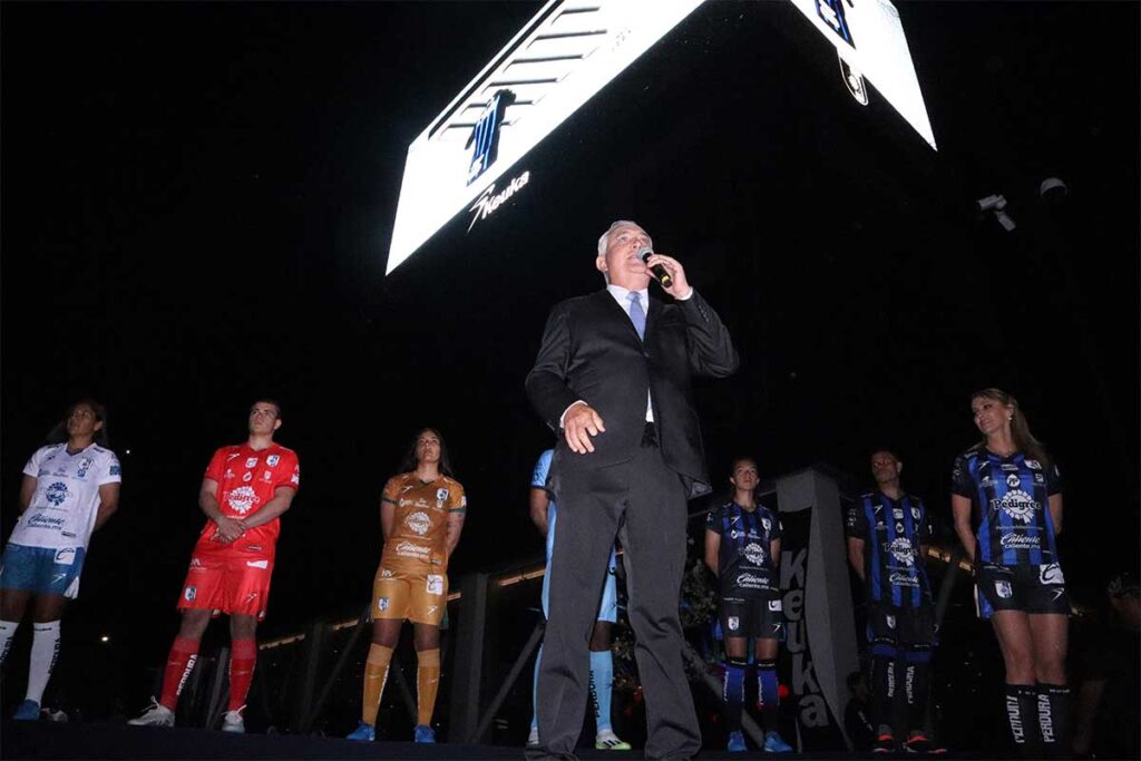 Los Gallos blancos de Querétaro estrenaron uniforme para afrontar la Liga MX en su temporada 2024-2025
