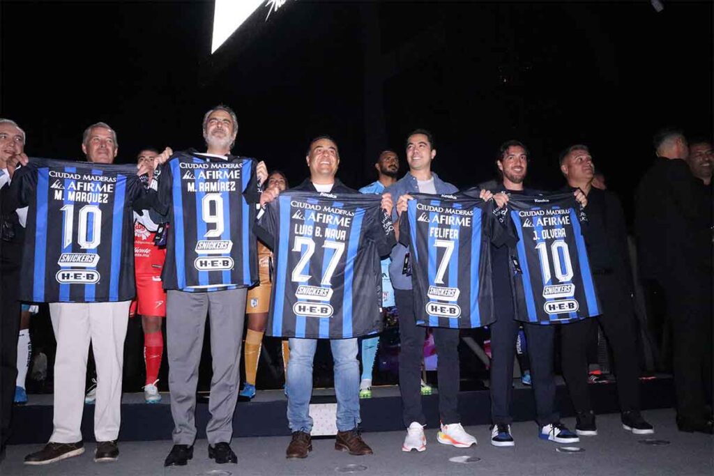 Los Gallos blancos de Querétaro estrenaron uniforme para afrontar la Liga MX en su temporada 2024-2025