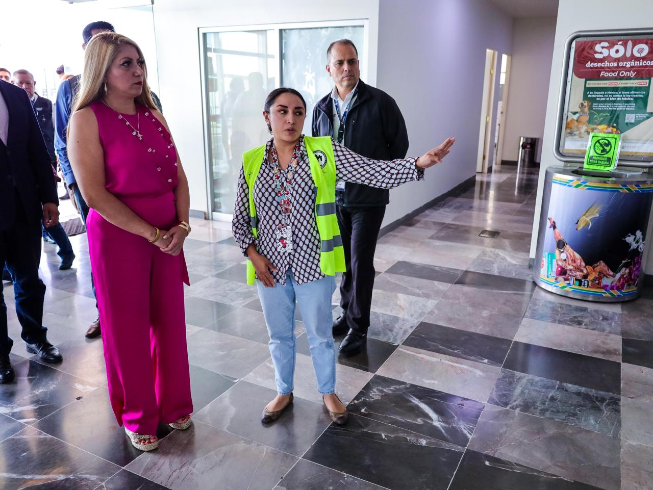 Oficiales de Sanidad Internacional realizan controles exhaustivos a los viajeros.