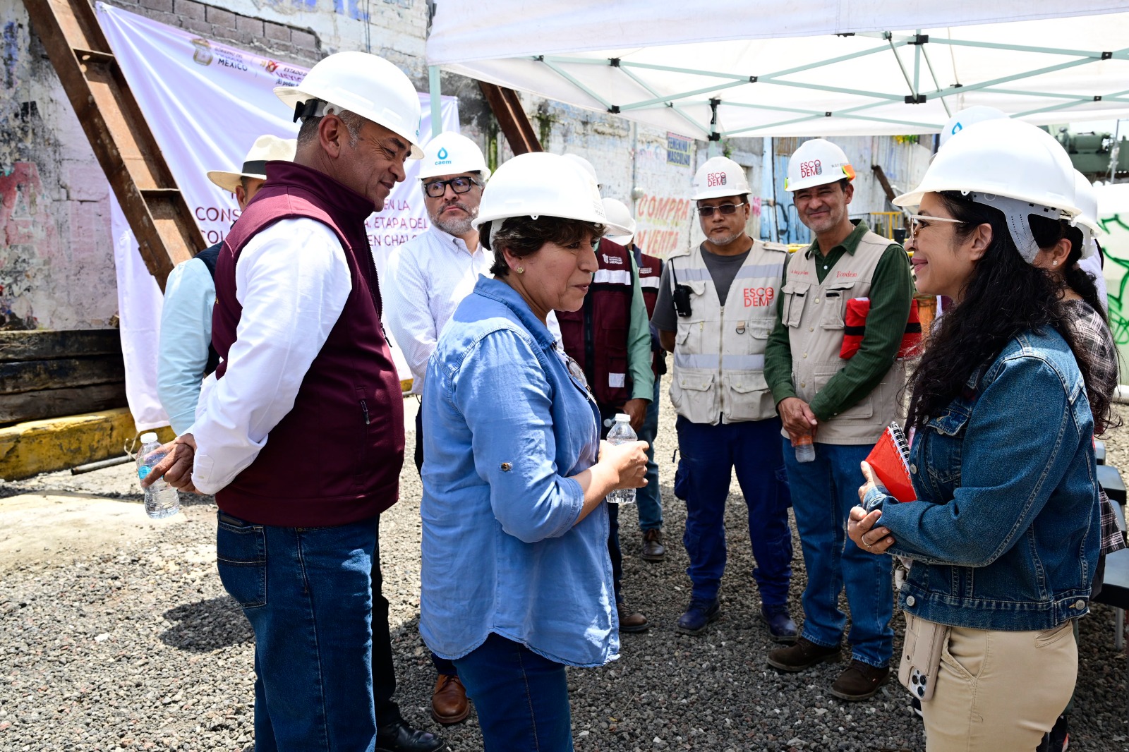 La Gobernadora Delfina Gómez Álvarez y su equipo recorren el Colector Solidaridad y las unidades móviles de salud en Chalco.