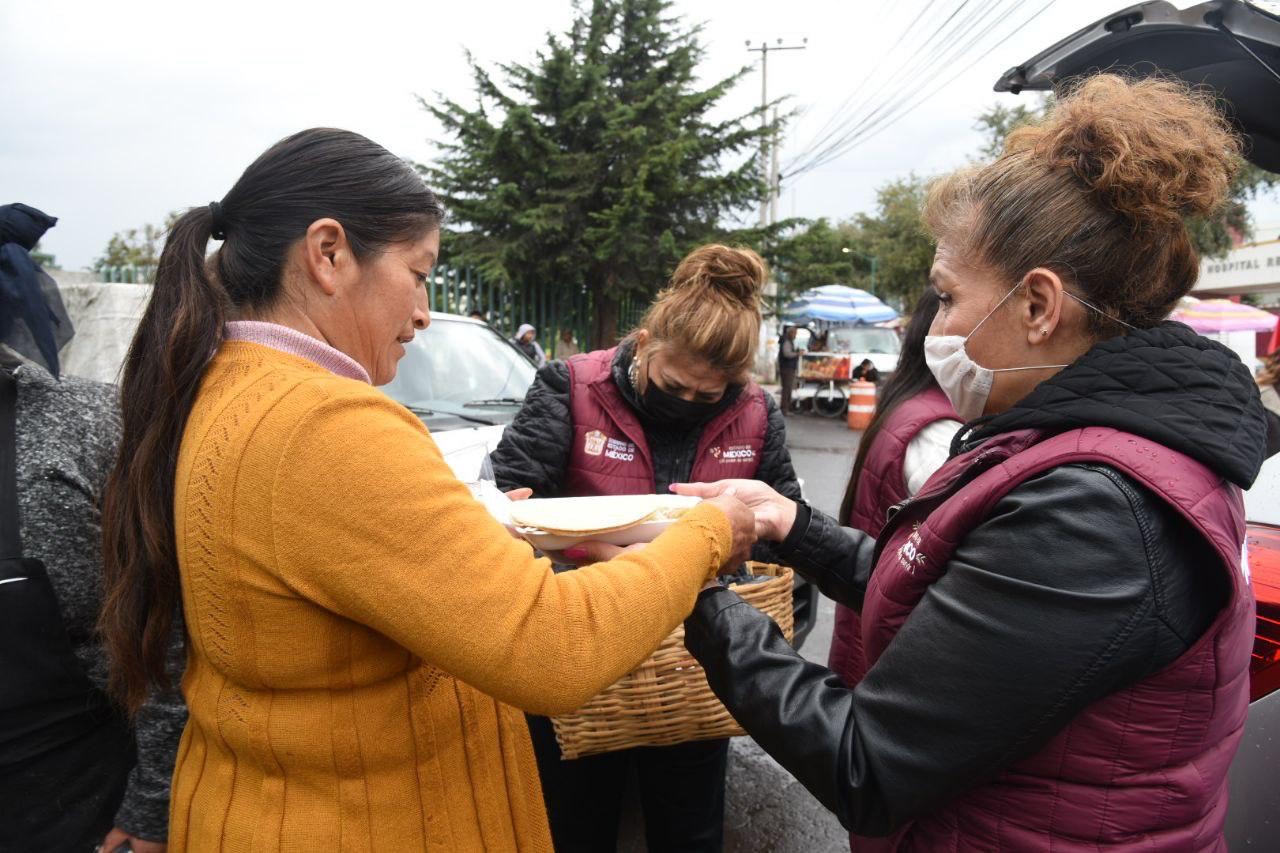 Familiares de pacientes hospitalizados reciben apoyo alimentario en los hospitales de Toluca.
