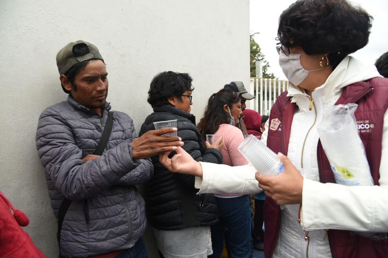 El Gobierno del Estado de México muestra solidaridad con quienes esperan afuera de los hospitales.