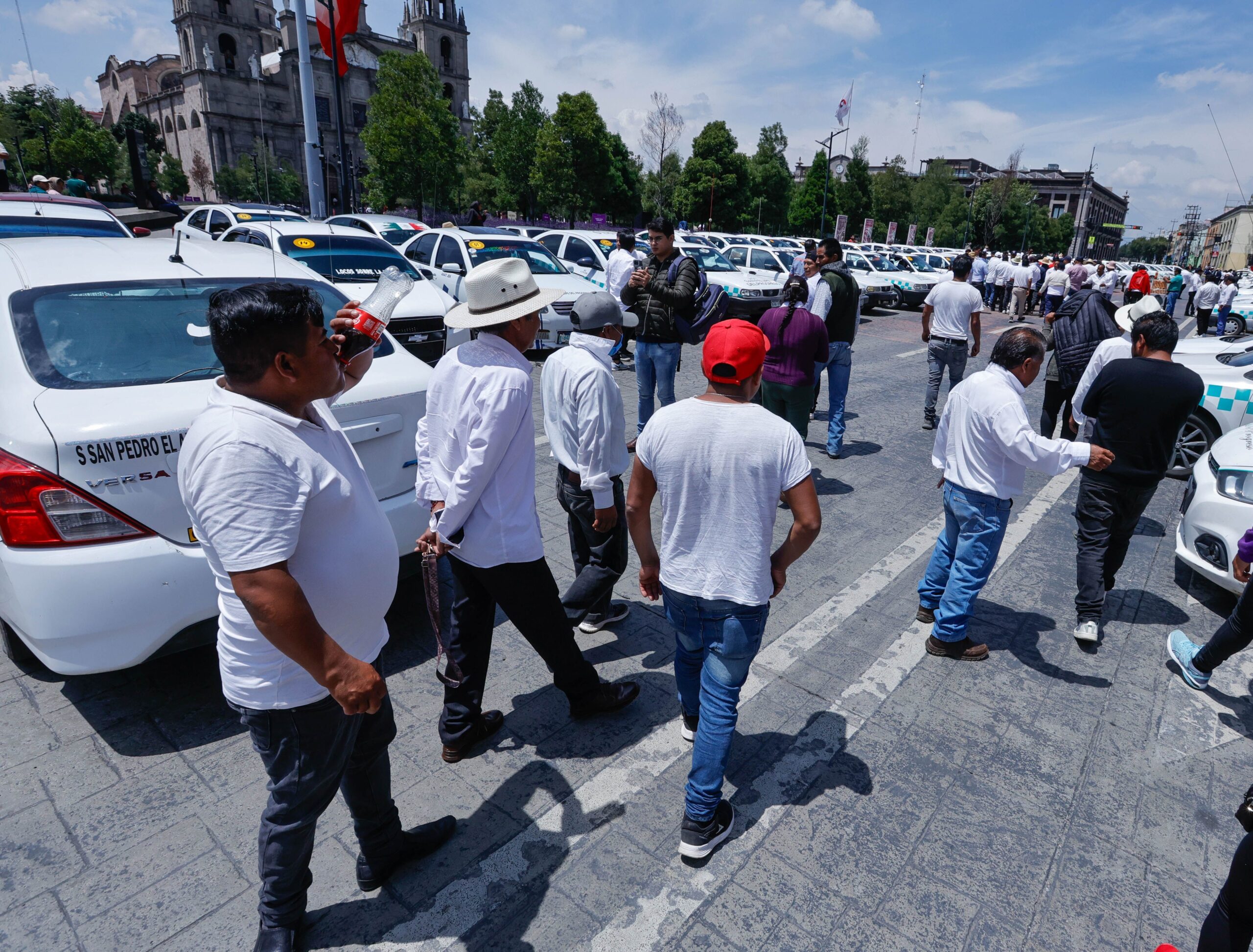 Representantes de taxis colectivos exigen diálogo con autoridades estatales.