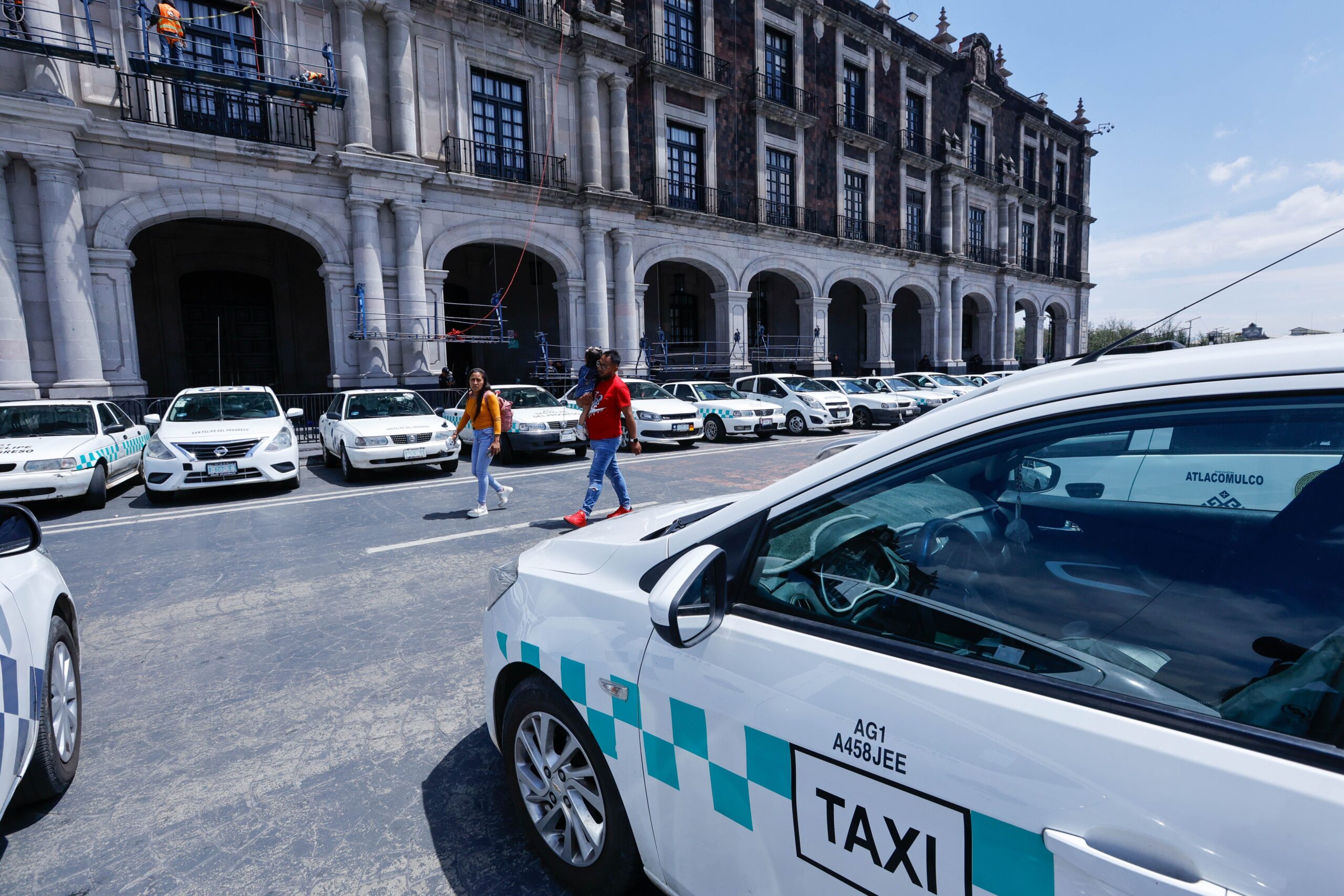 Taxistas piden respeto a acuerdos para compartir rutas con autobuses en la zona norte.