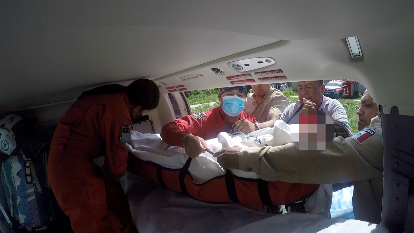 Paramédicos de “Relámpagos” atendiendo a paciente en traslado hacia Zumpango.