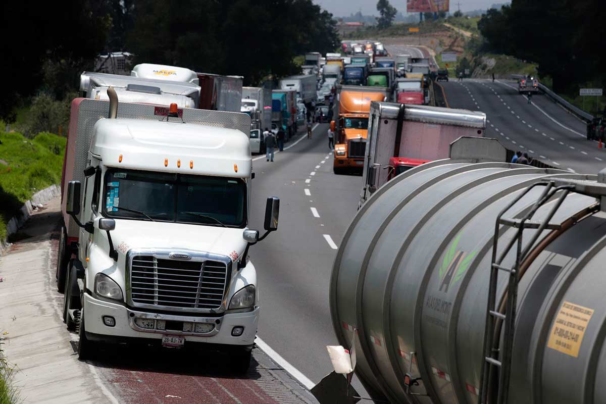 Bloqueo en la México-Puebla: Se mantiene cierre en ambos sentidos