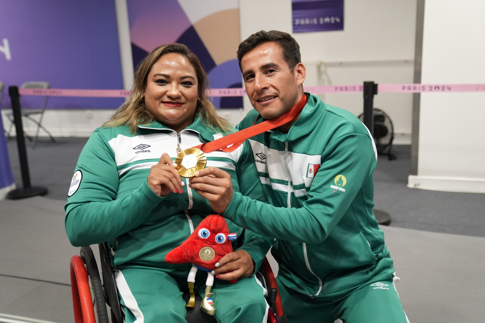 Gloria Zarza, con su medalla de oro en impulso de bala F54, celebra en el podio de París 2024.