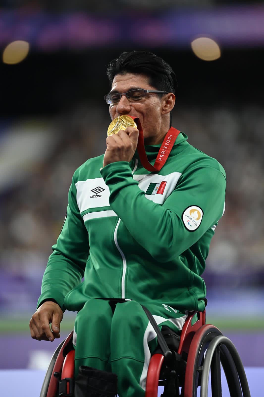 Juan Pablo Cervantes celebra su medalla de oro en 100 metros T54 en los Juegos Paralímpicos de París 2024.