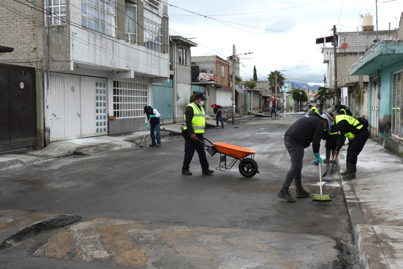 Equipo en acción para desalojar aguas residuales en caso de nuevas lluvias.