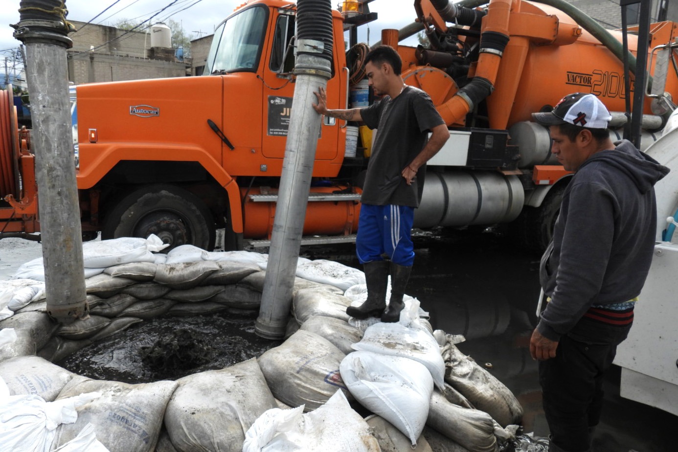 Camiones Vactor especializados realizando tareas de desinfección en las colonias afectadas.
