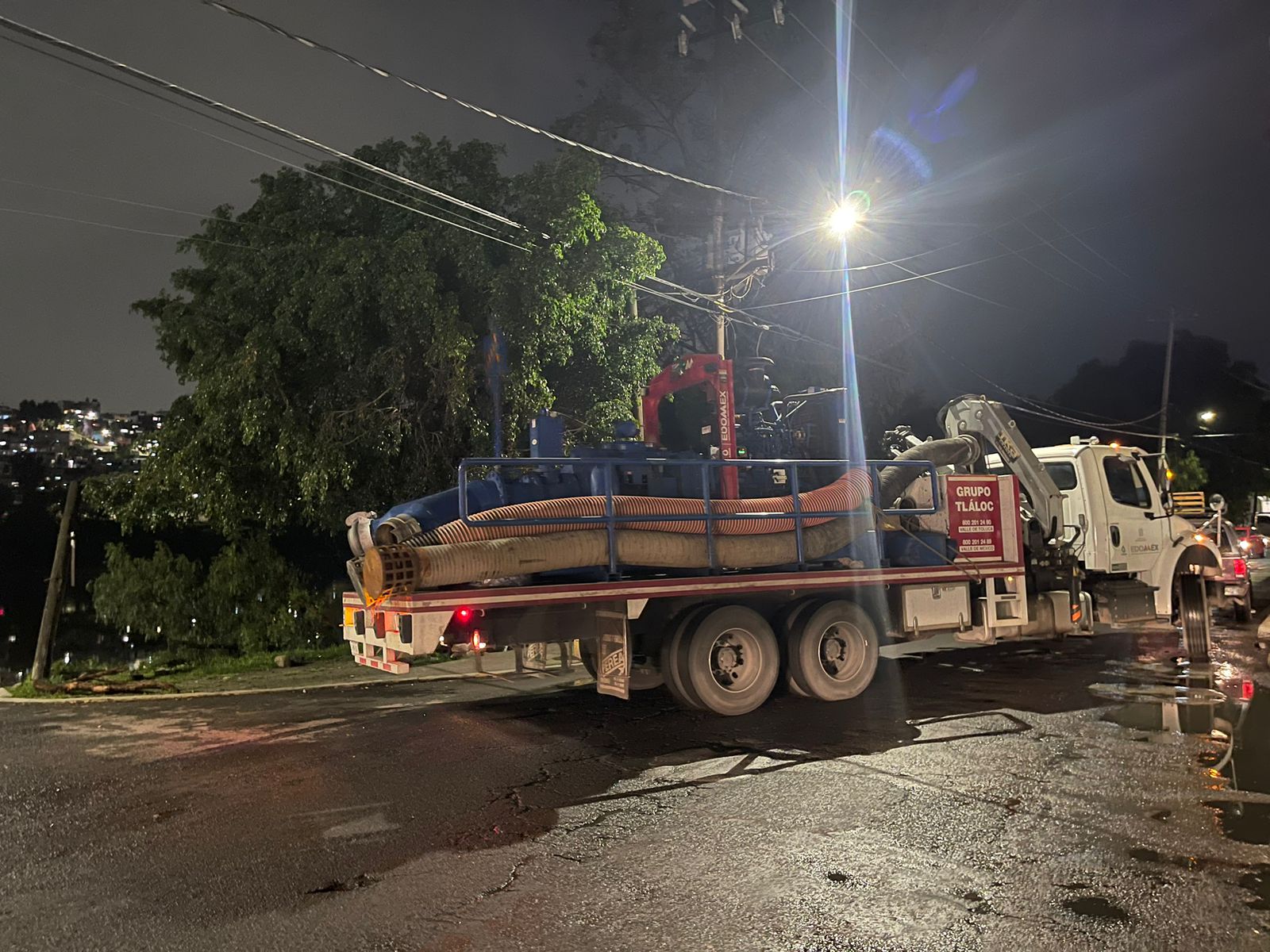 Equipos de bombeo especializados de Conagua y CAEM instalados para reducir el nivel de la presa.