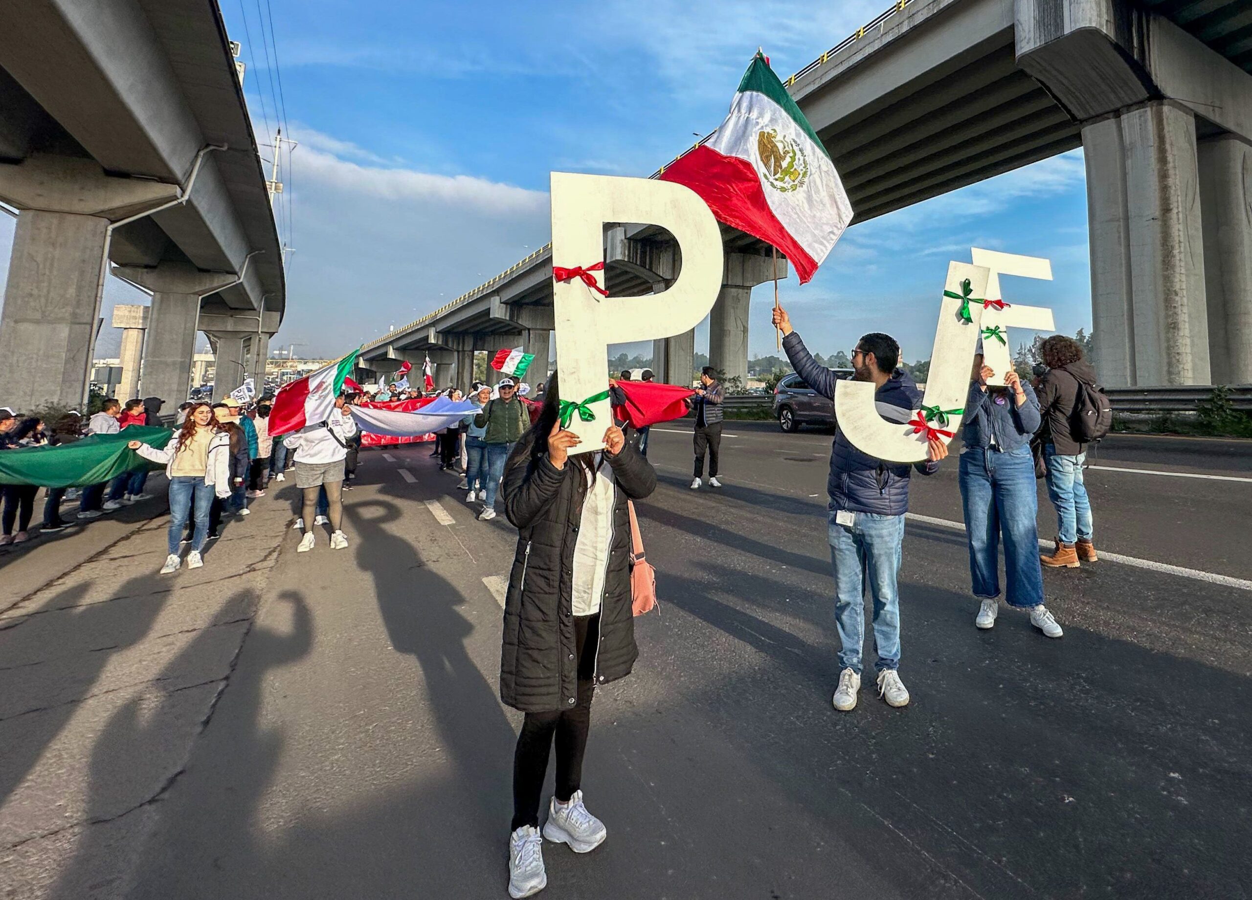 La caravana avanza a pie hacia la Ciudad de México para unirse a la protesta nacional. Foto: Cuartoscuro.