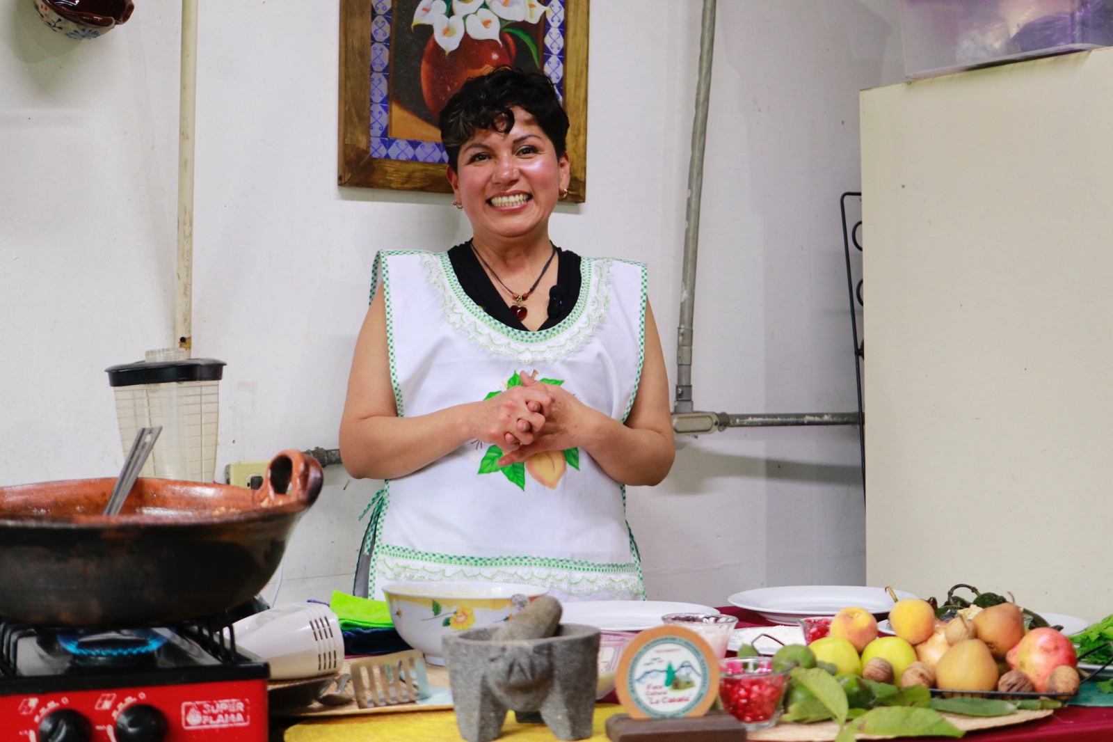 Alicia Martínez en plena preparación de los tradicionales chiles en nogada.