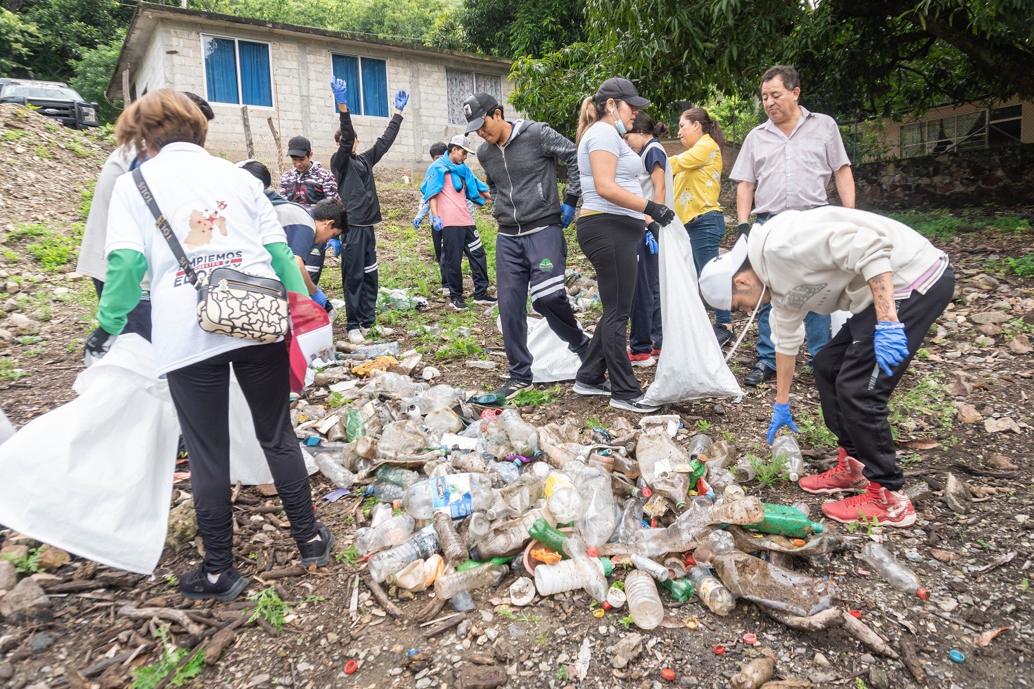 Más de 24 mil servidores públicos participaron en la jornada de limpieza, retirando 1,810 toneladas de basura.
