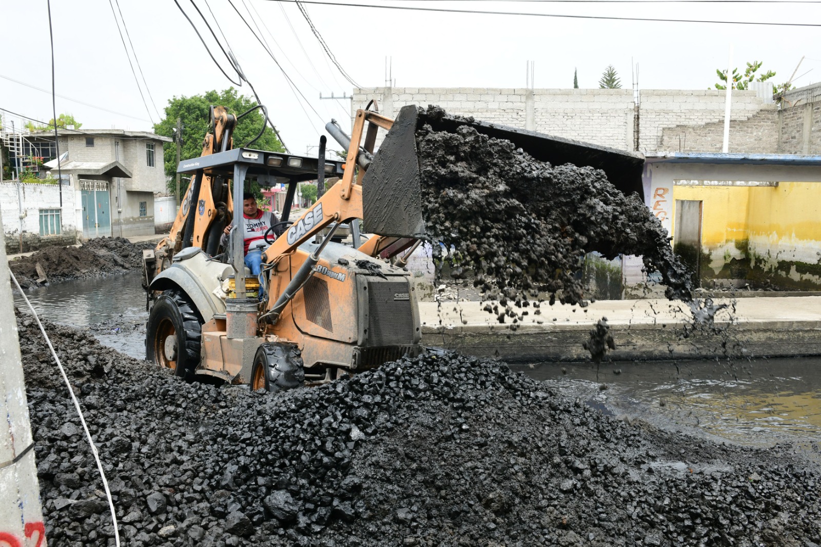 Equipos trabajan en la colonia Culturas de México para evitar mayores encharcamientos.