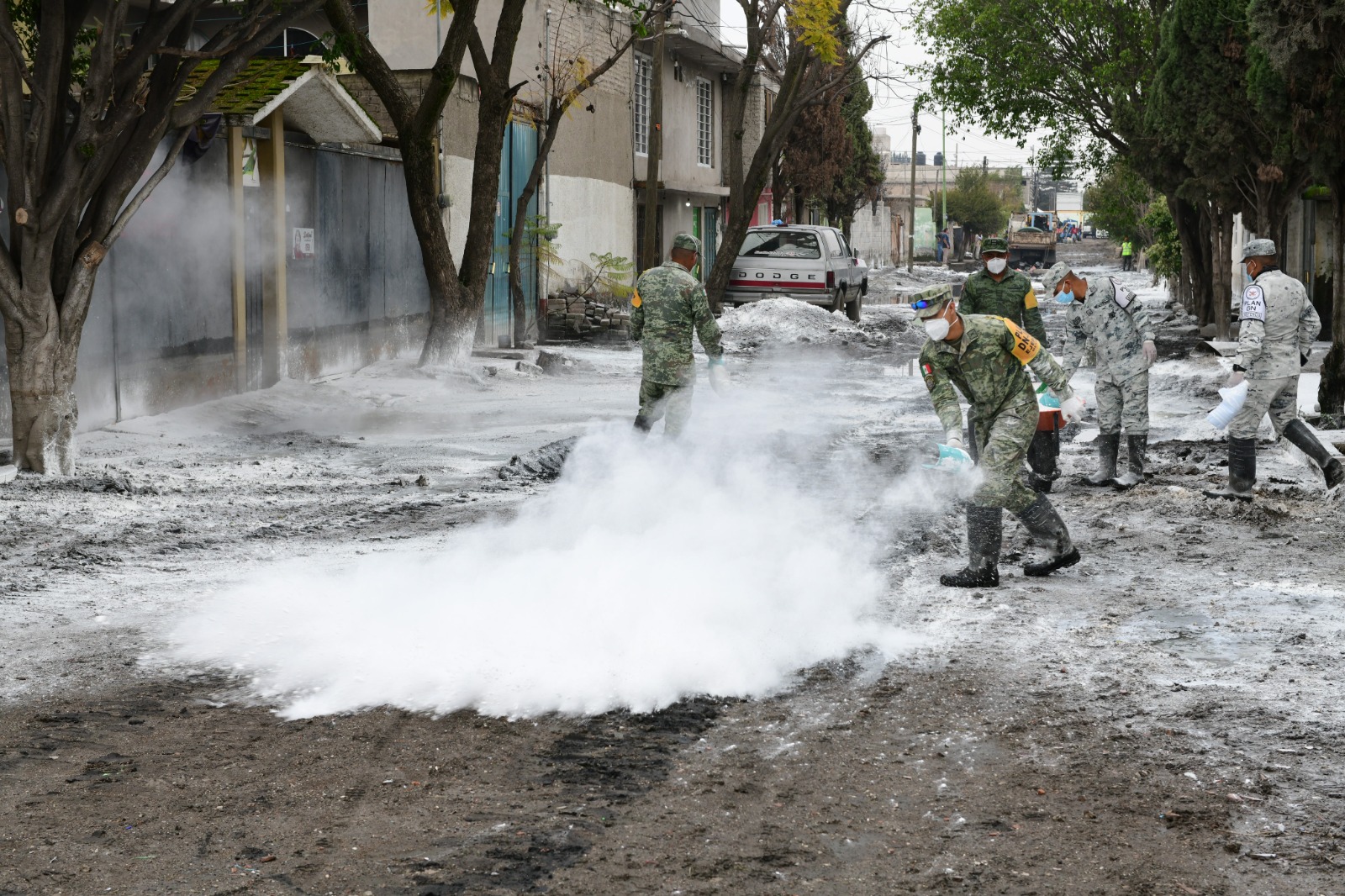 Personal de la Guardia Nacional trabaja para asegurar el drenaje adecuado en la zona inundada.