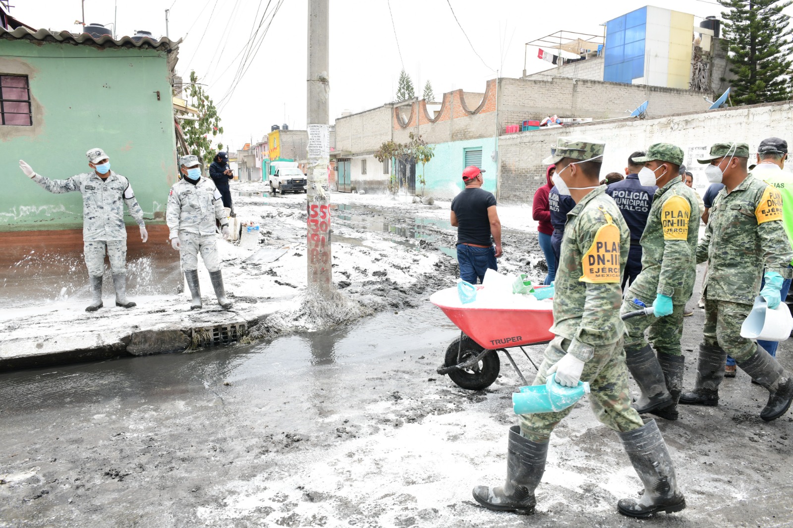 Equipos de bombeo y brigadistas eliminan el agua en las calles afectadas, reduciendo el impacto de las lluvias en Chalco.