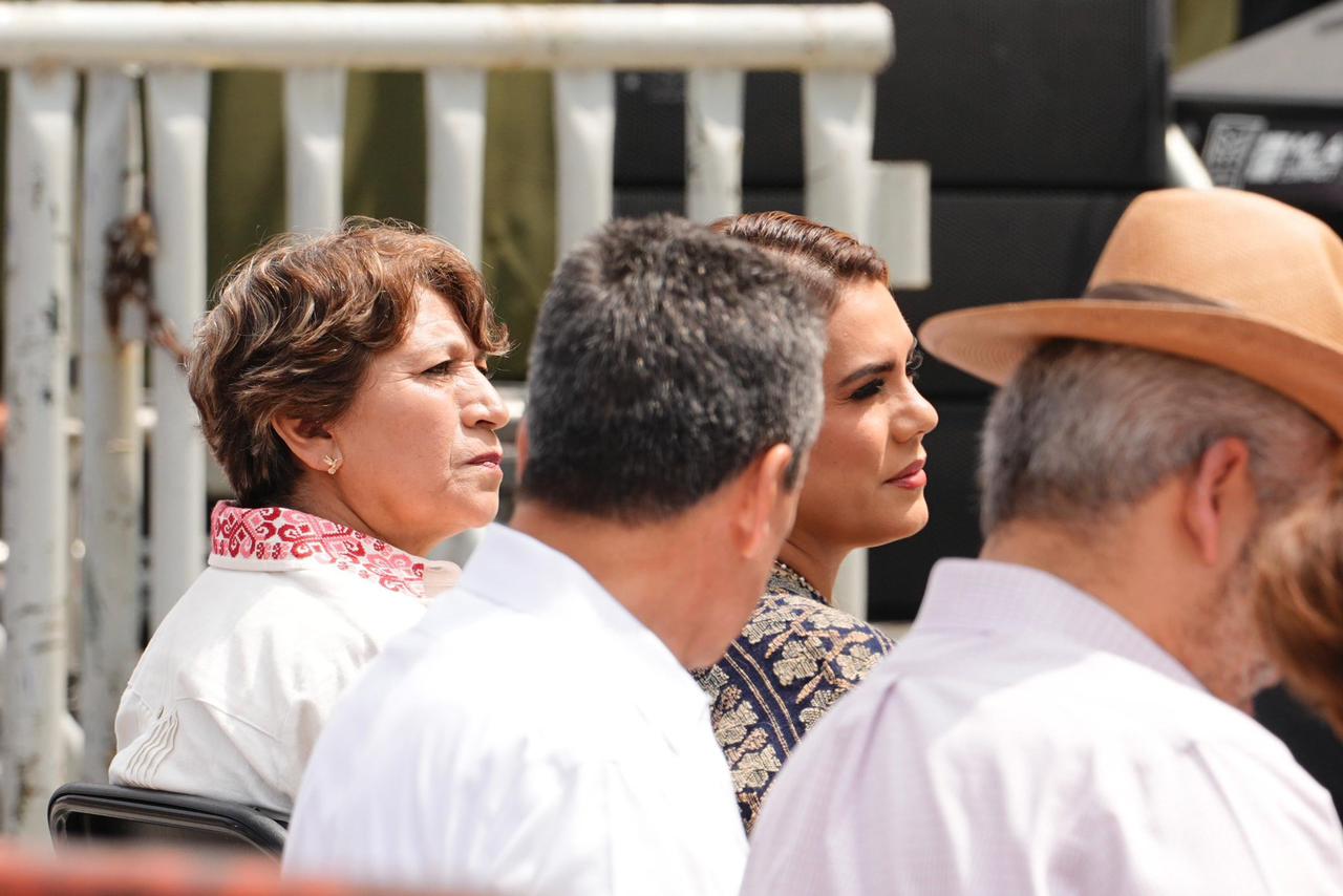 La Gobernadora Delfina Gómez Álvarez agradece al Presidente AMLO durante el Sexto Informe de Gobierno.