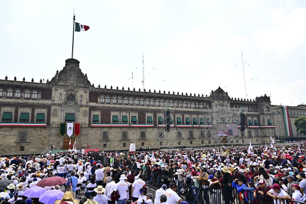 El Presidente Andrés Manuel López Obrador presenta los logros de su administración en el informe.