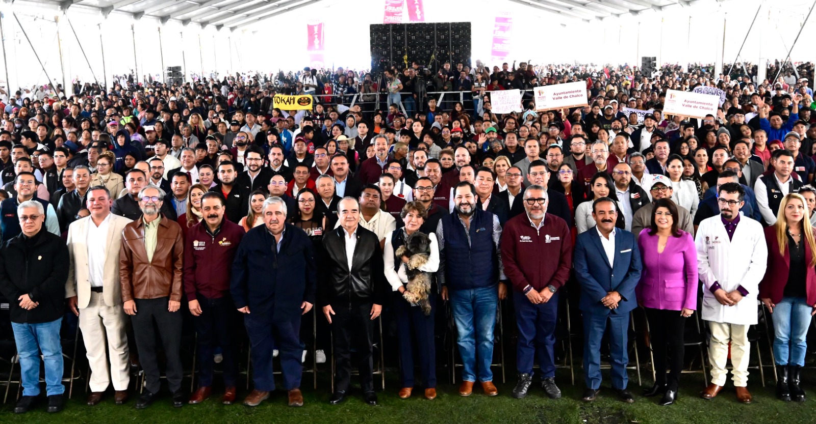 🌧️ La Gobernadora Delfina Gómez Álvarez durante la entrega de apoyos en Chalco.