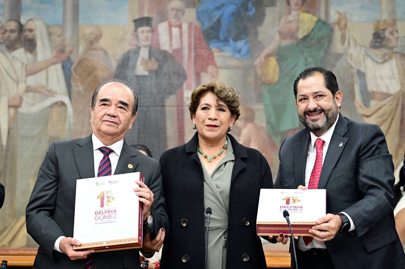 Delfina Gómez reafirma su compromiso con los mexiquenses en la entrega de su Primer Informe de Gobierno.