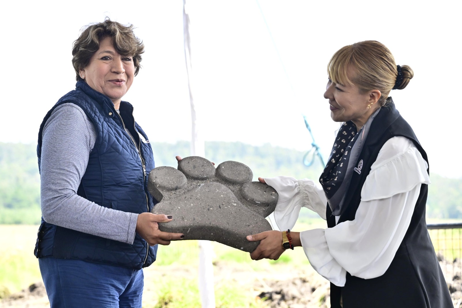 La Gobernadora Delfina Gómez Álvarez coloca la primera piedra del Centro Integral de Atención a Pequeñas Especies en Toluca.