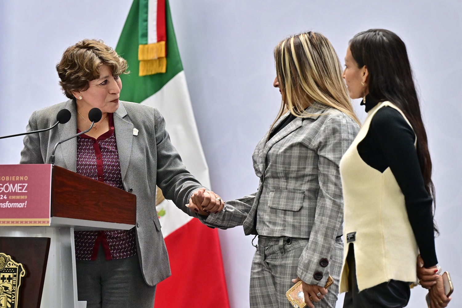 Maricela y Susana, madre y tía de Caroline, reciben el reconocimiento con gratitud.